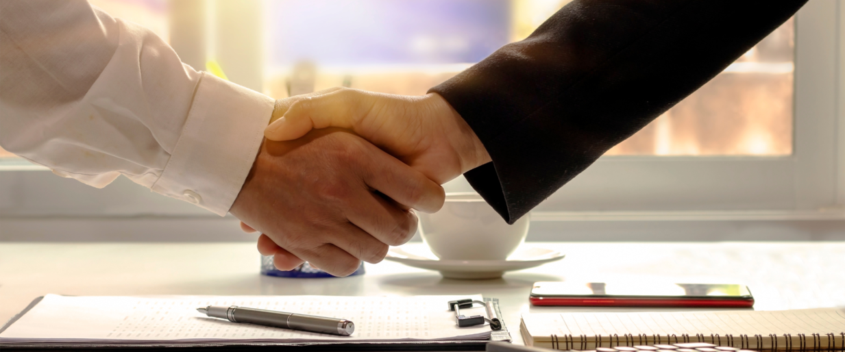 握手するビジネスパーソン